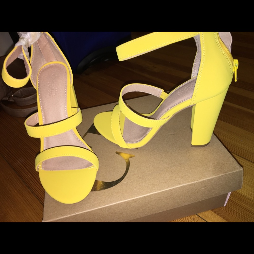 BRAND NEW: Yellow open toe chunky heel